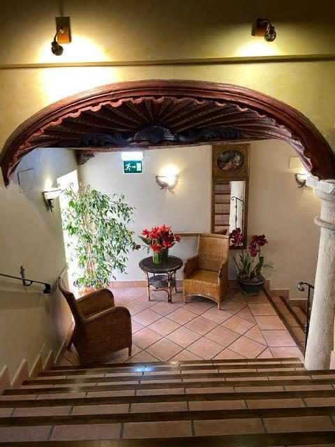 Escalera principal con arco mudéjar Hotel Palacio Visconti Tarazona