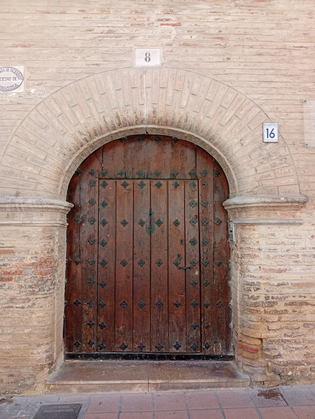 Portada con arco de medio punto · Entrada al edificio · N.º 16