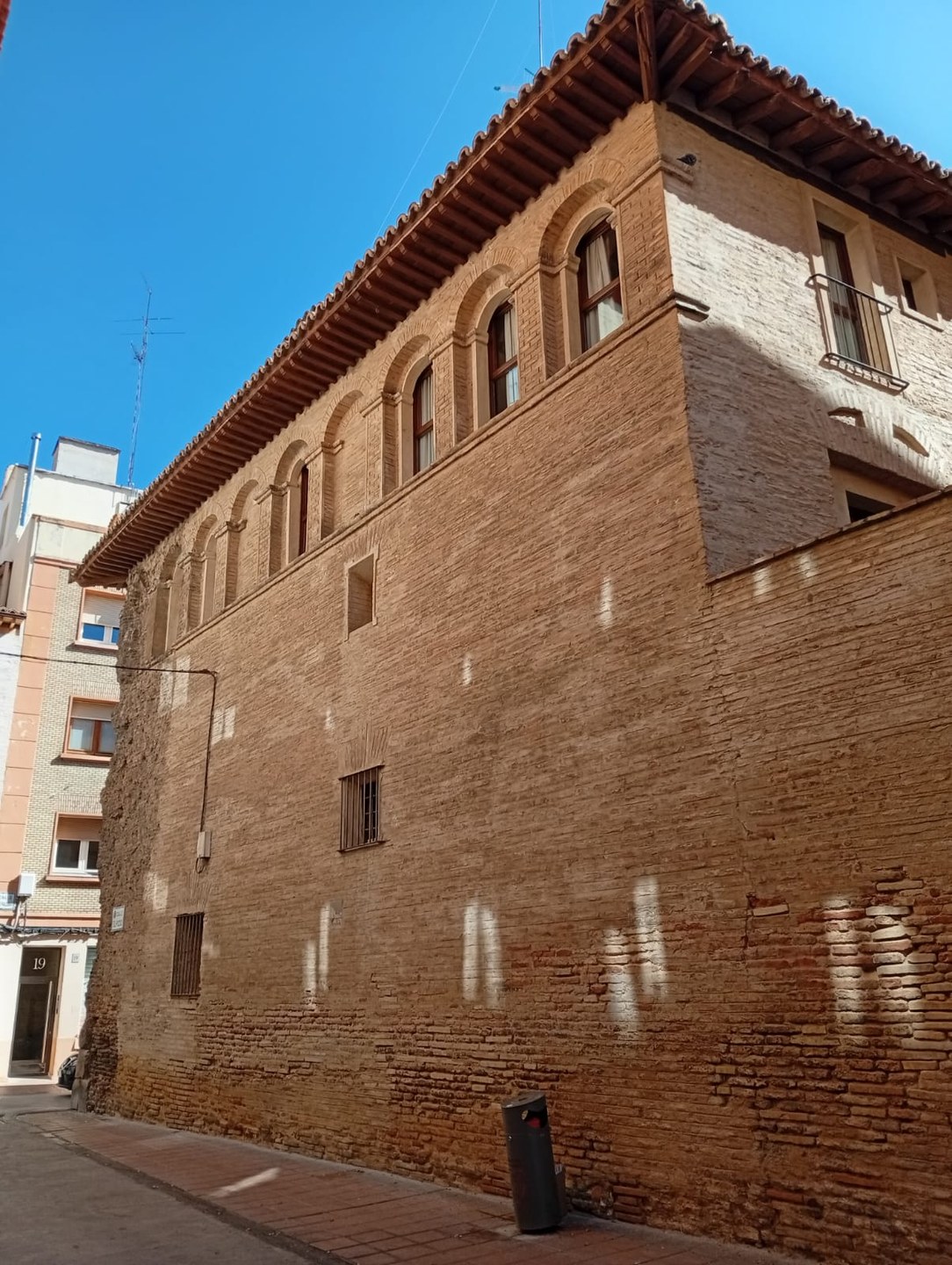 Lateral del edificio · Ladrillo aragonés · Calle El Pozo