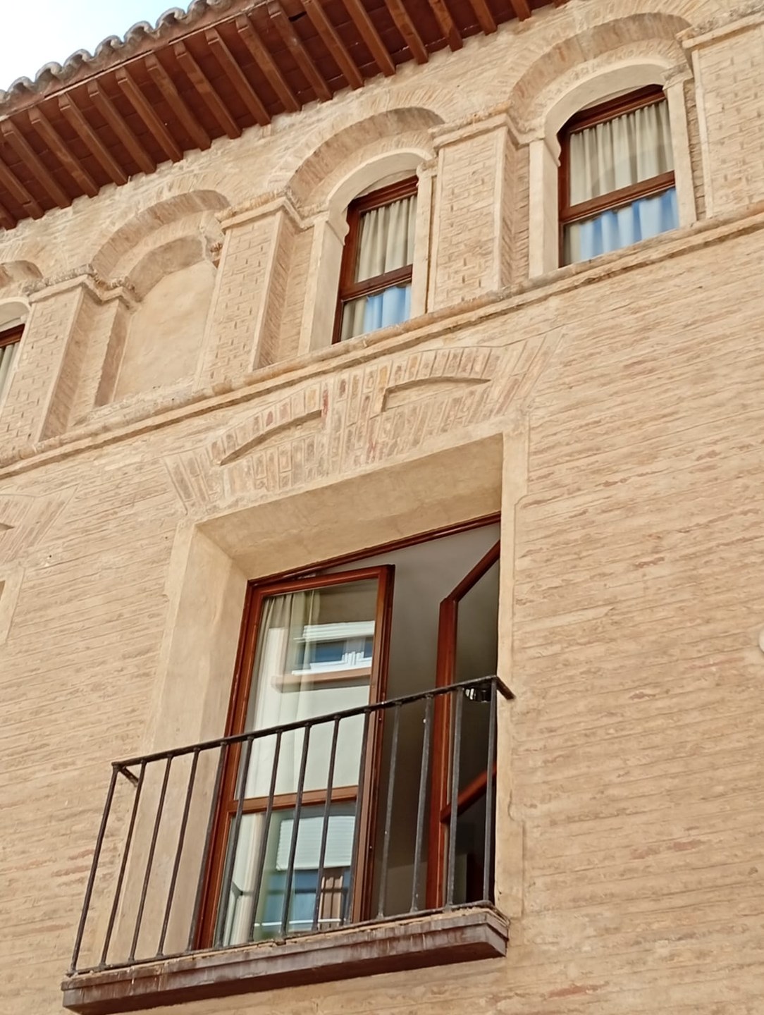 Detalle arquerías mudéjares y alero de madera · Edificio BIC
